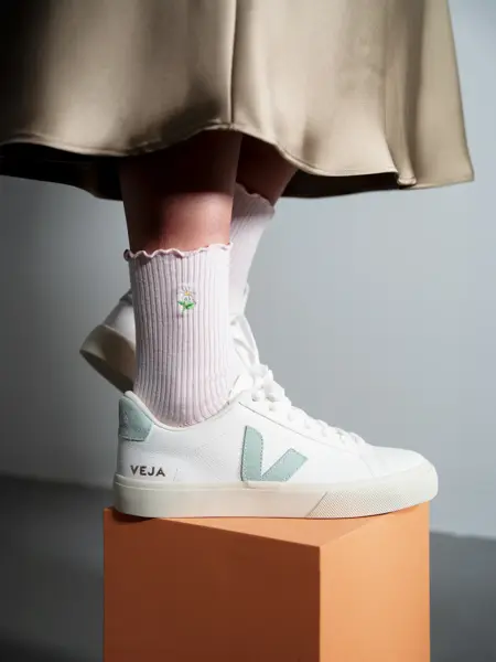 hvite Veja sneakers med mintgrønne detaljer