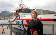Generalsekretær i Redningsskøyten Janne Oddaker står foran RS 178.