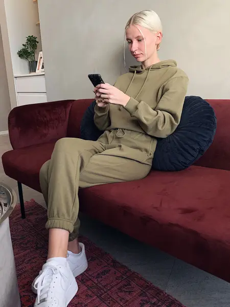 ansatt hos vero moda og b.young viser frem trendy, grønn joggedress