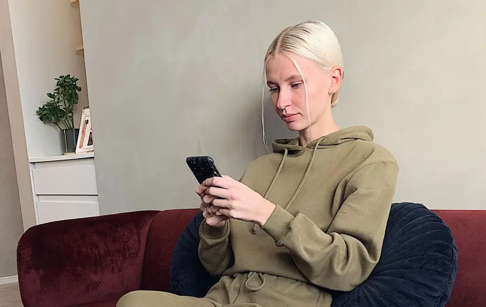 ansatt hos vero moda og b.young viser frem trendy, grønn joggedress