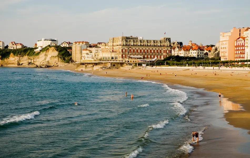 Strand og strandpromenade i Biarritz Frankrike