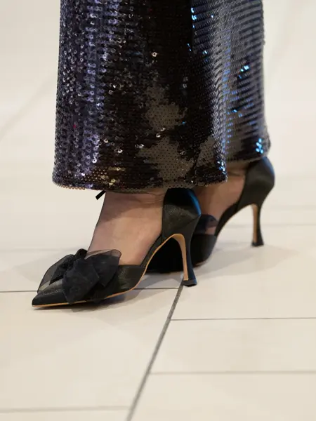 Ben med paljettbukser og pumps med sløyfe