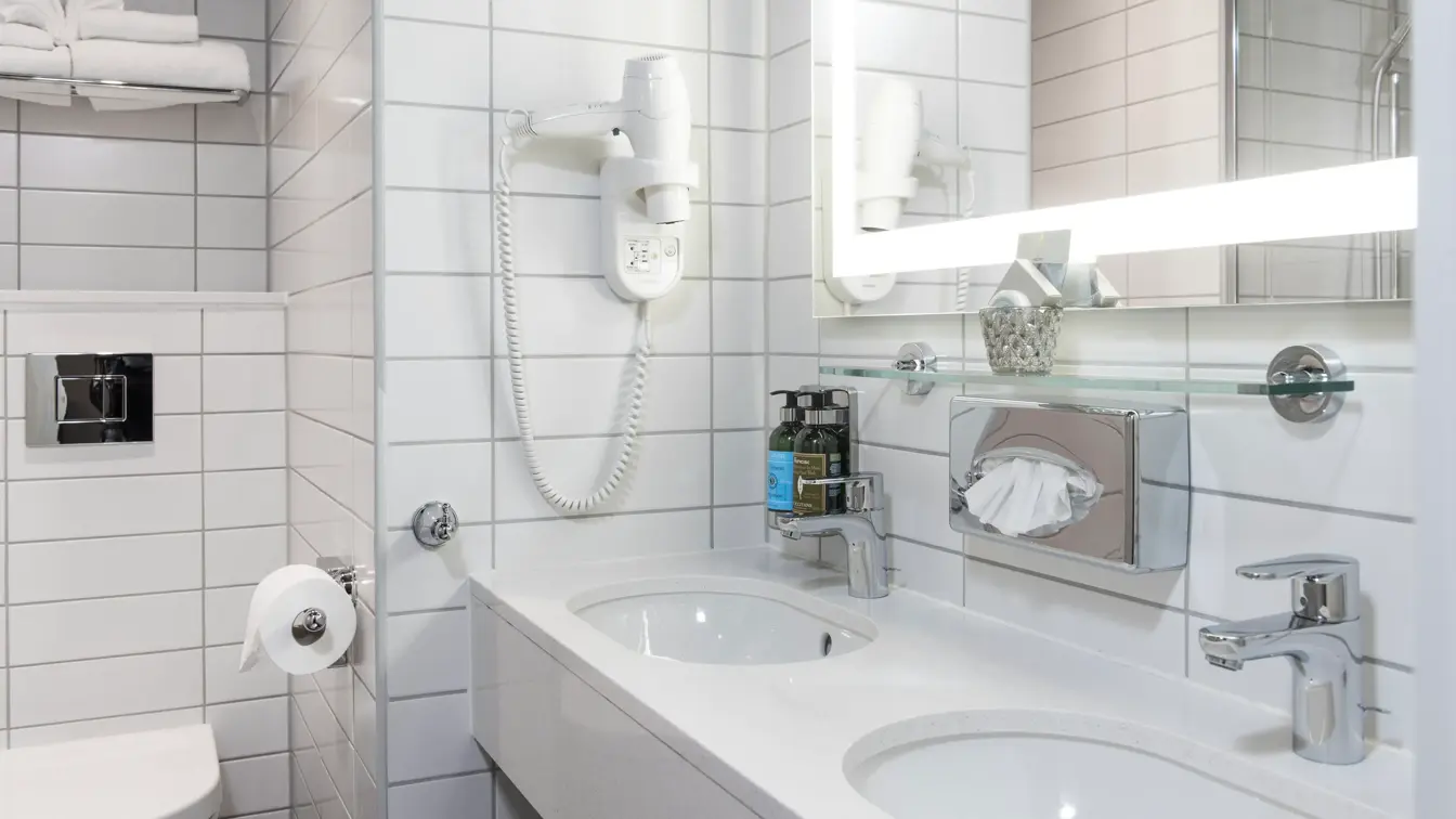Vask og toalett på badet på Business room på Hotel Bristol i Oslo sentrum