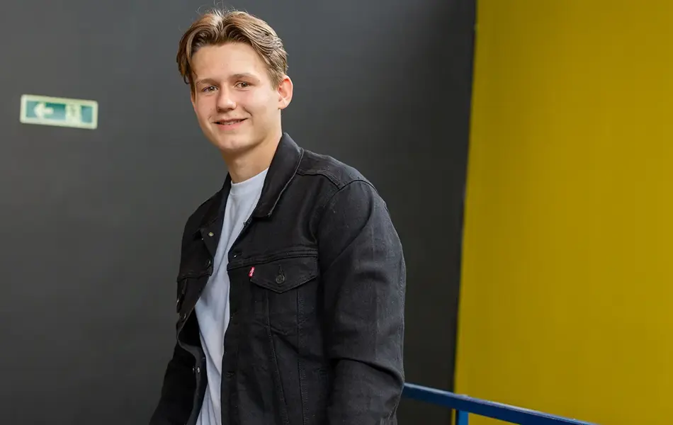 Barn med sekk og veske