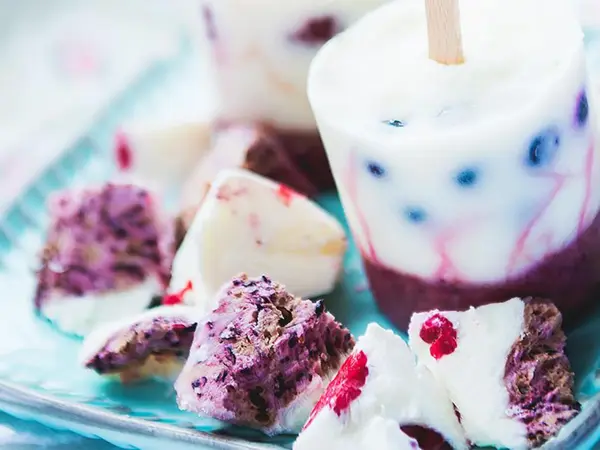 Yoghurt-is med skogsbær