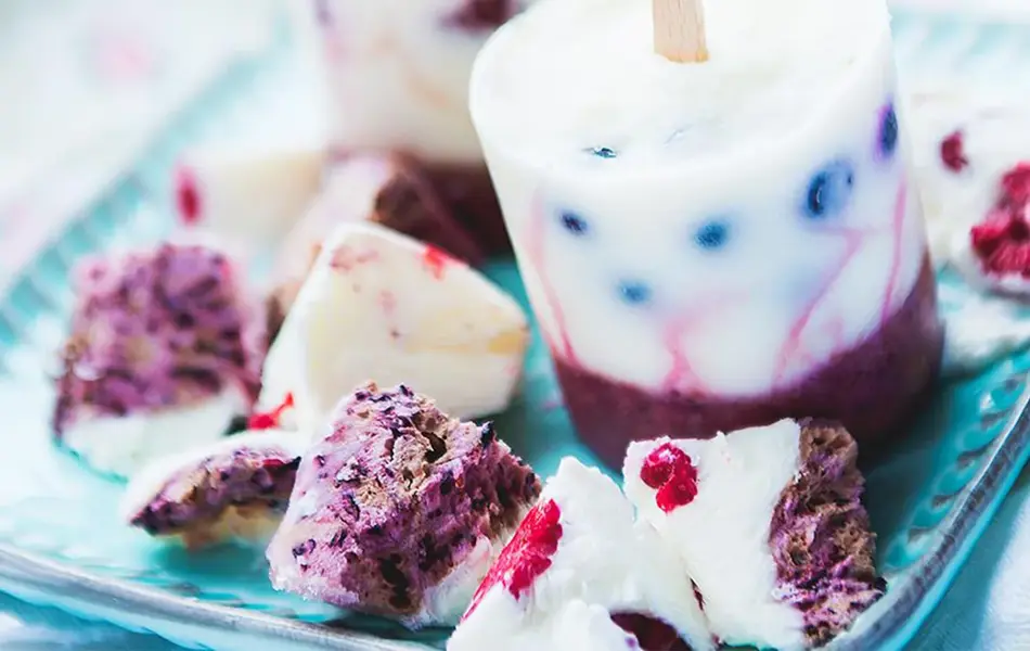 Yoghurt-is med skogsbær