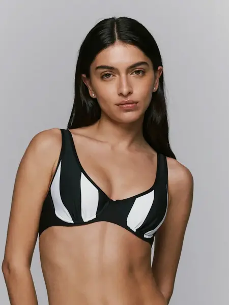 Dame med sort og hvit bikinitopp