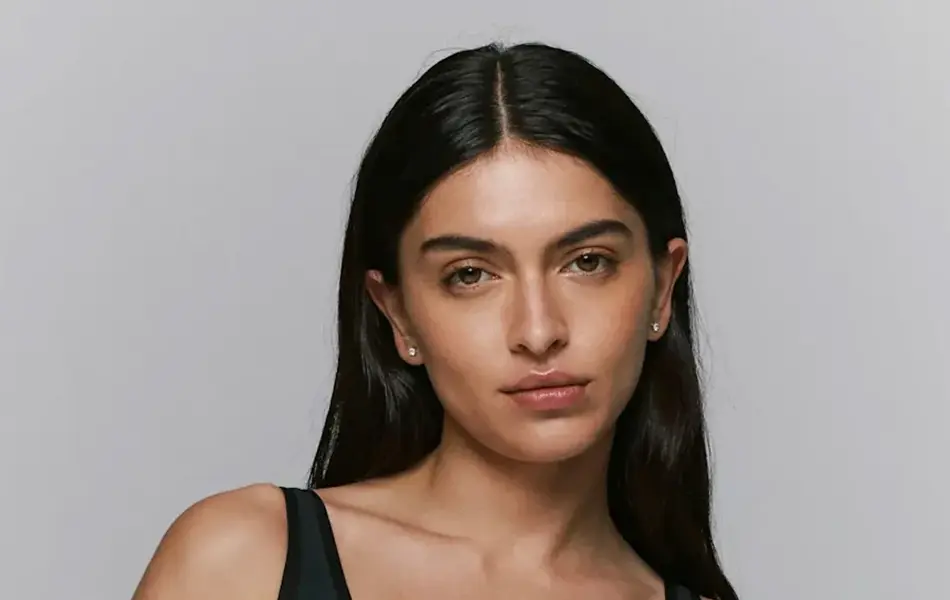 Dame med sort og hvit bikinitopp