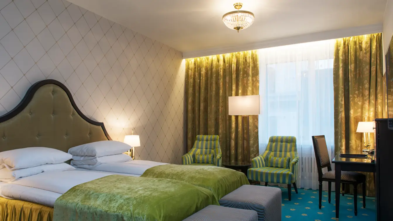 To enkeltsenger, skrivepult og to lenestoler på Hotel Bristol i Oslo sentrum
