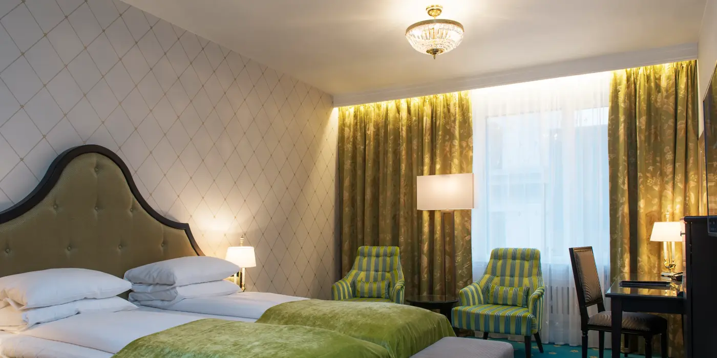 To enkeltsenger, skrivepult og to lenestoler på Hotel Bristol i Oslo sentrum