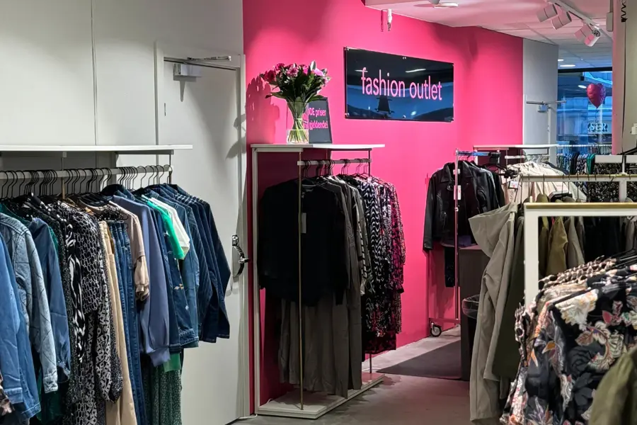Bilde av klesstativer inne i Fashion Outlet