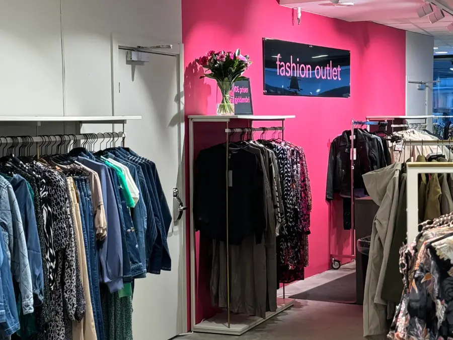 Bilde av klesstativer inne i Fashion Outlet