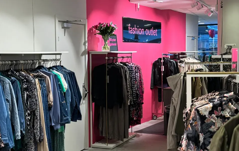 Bilde av klesstativer inne i Fashion Outlet