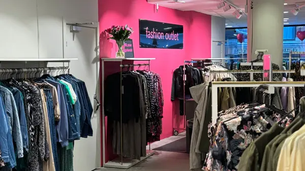 Bilde av klesstativer inne i Fashion Outlet