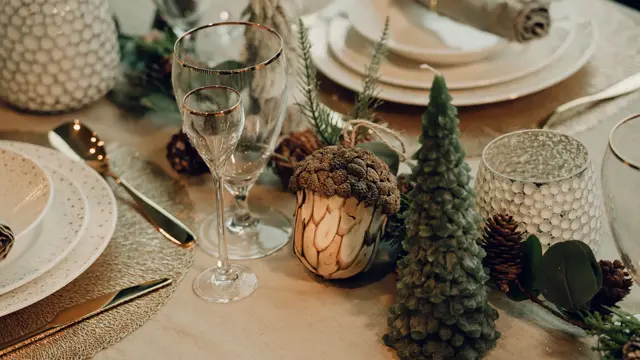 julebord dekket med pynt og fint servise