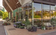 Stemning utenfor blomsterbutikken i Heggedal en solskinnsdag