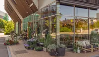 Stemning utenfor blomsterbutikken i Heggedal en solskinnsdag