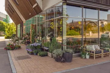 Stemning utenfor blomsterbutikken i Heggedal en solskinnsdag