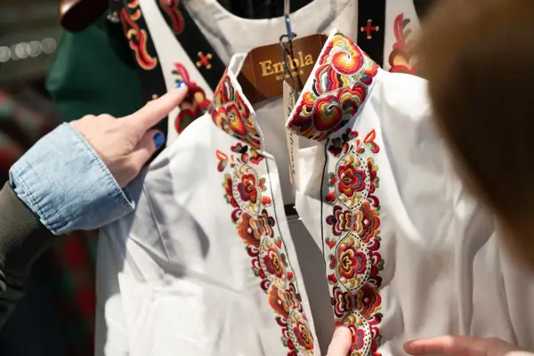 Hos Embla, bunadskjorte