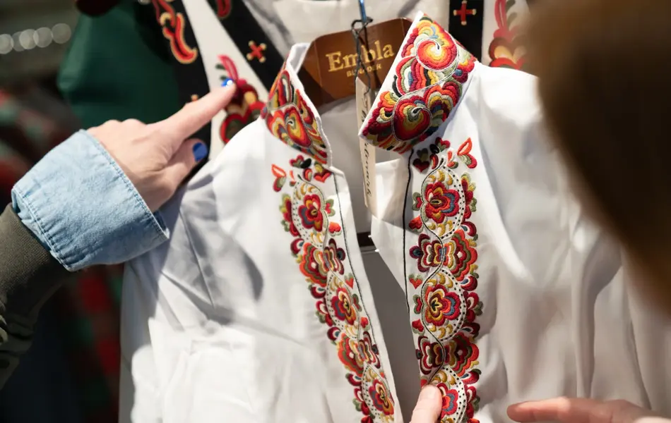 Hos Embla, bunadskjorte