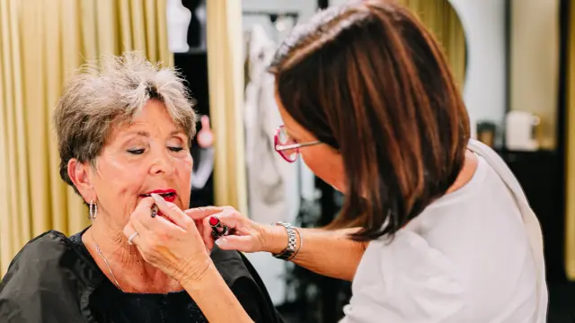 Eldre dame med makeup og makeup artist