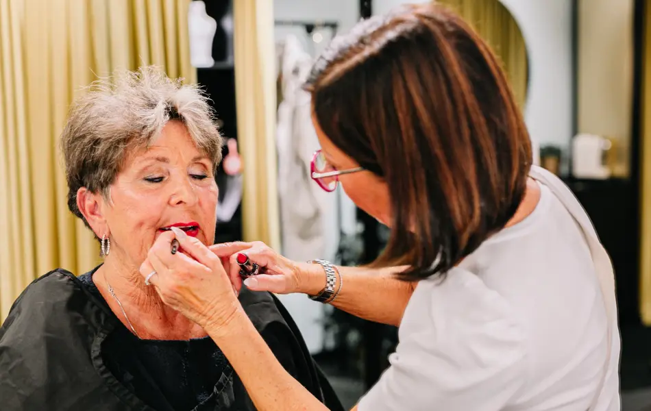 Eldre dame med makeup og makeup artist