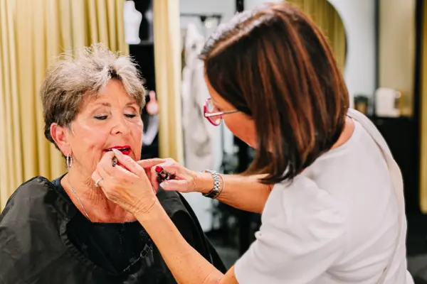 Eldre dame med makeup og makeup artist
