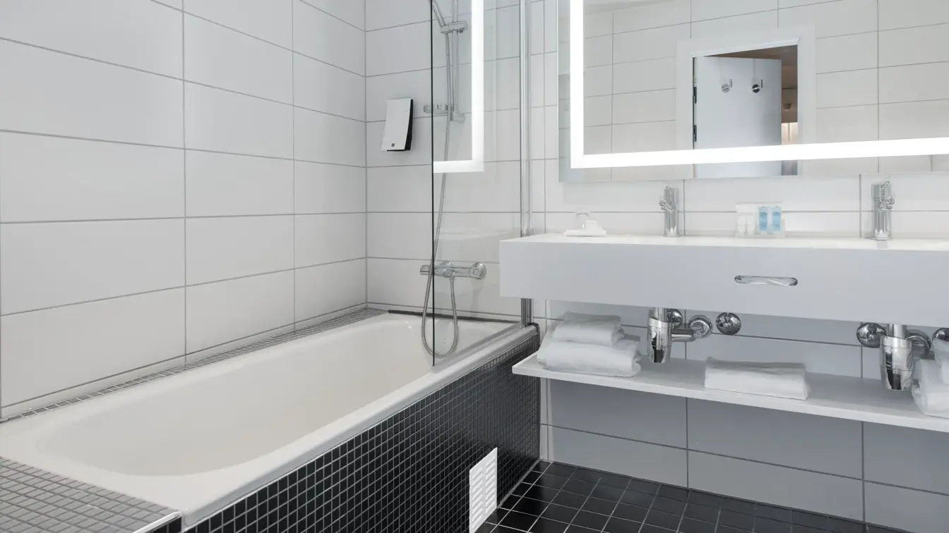 Badekar, dusj, speil og vask på Thon hotel Terminus i Oslo sentrum nær Jernbanetorget