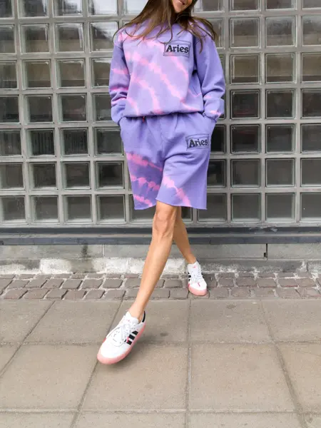 Nina Sanbech i lilla joggedress