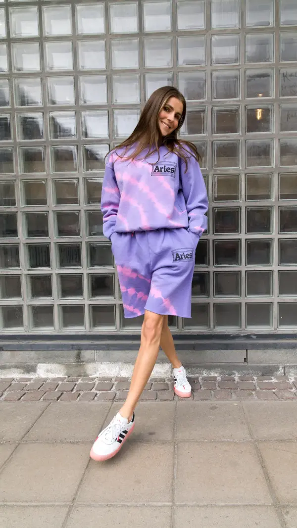 Nina Sanbech i lilla joggedress