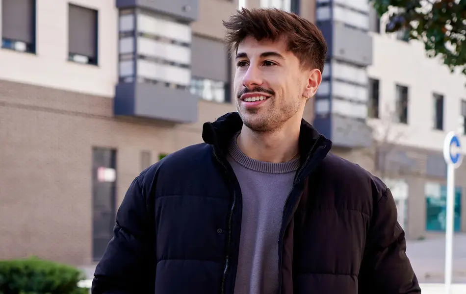 Mann i boblejakke og blå jeans utendørs