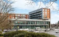 Fasaden til Thon Senter Åsane, parkeringsplass og bakside.