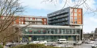 Fasaden til Thon Senter Åsane, parkeringsplass og bakside.