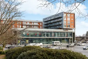 Fasaden til Thon Senter Åsane, parkeringsplass og bakside.