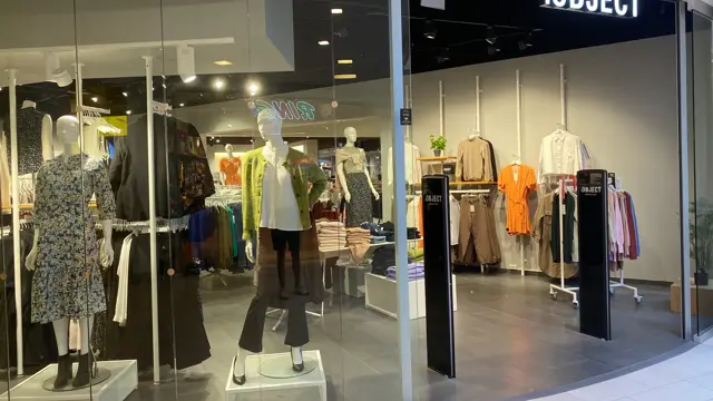 innendørs butikk med damer og dukker