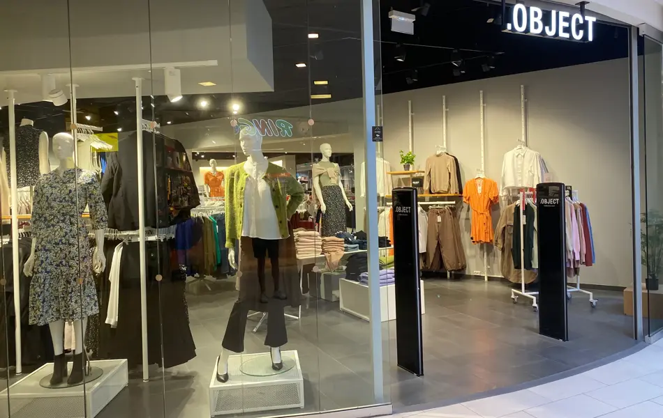 innendørs butikk med damer og dukker