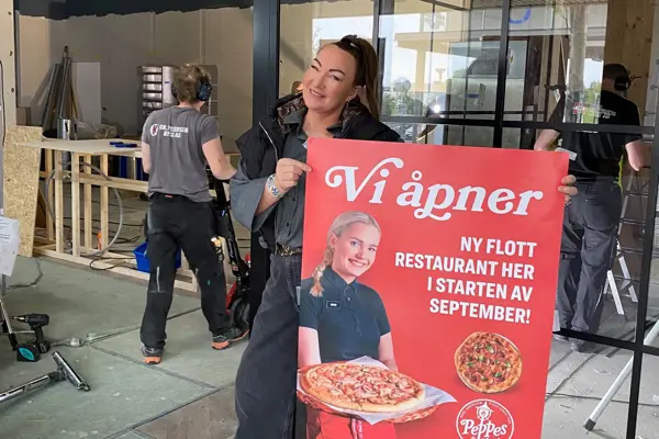 ansatt på  peppes pizza holder plakat 