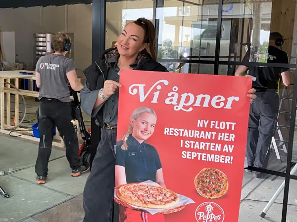 ansatt på  peppes pizza holder plakat 