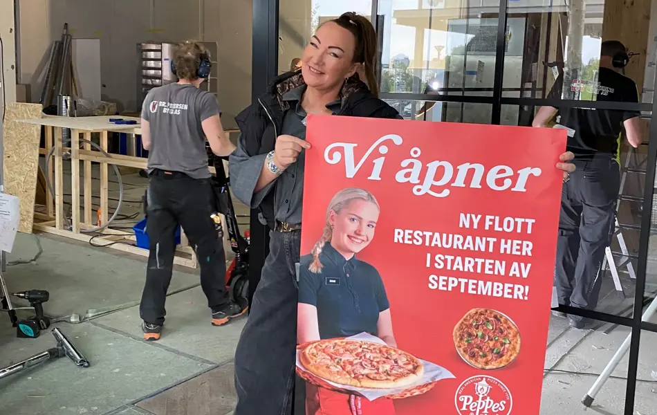 ansatt på  peppes pizza holder plakat 