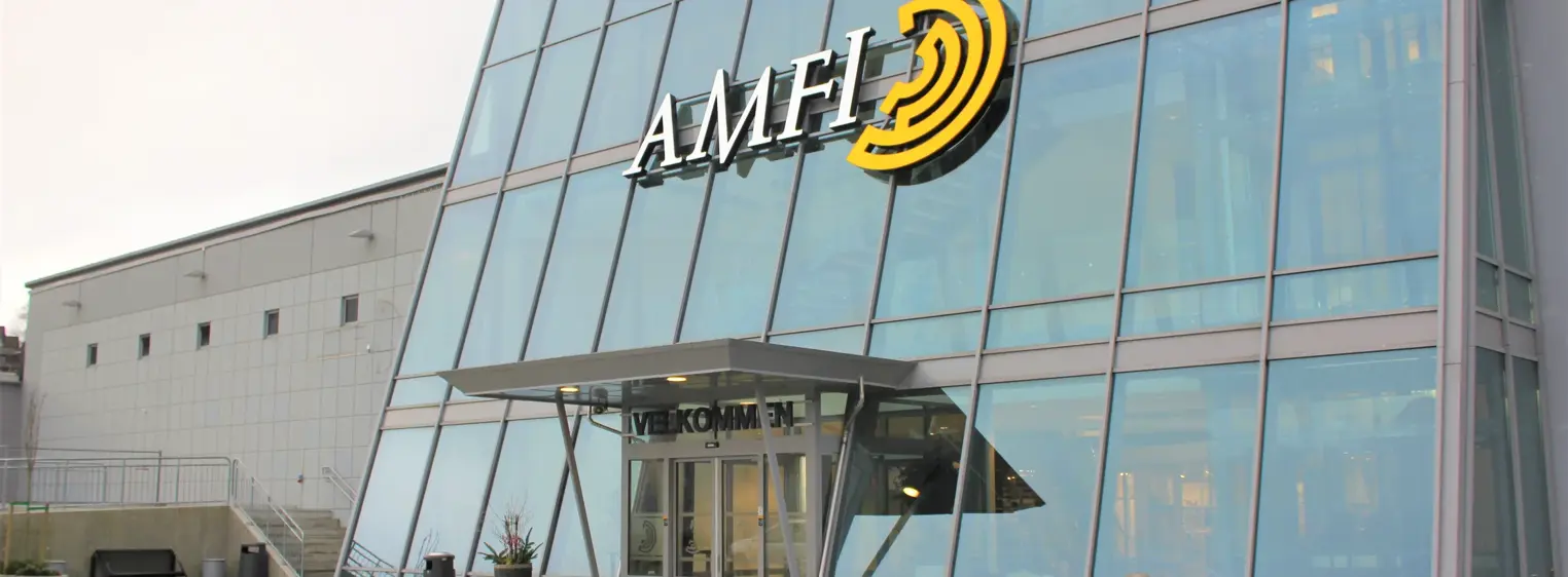 Fasadebilde av AMFI Os viser senterets inngang