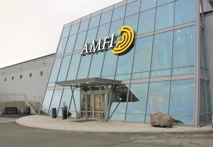 Fasadebilde av AMFI Os viser senterets inngang