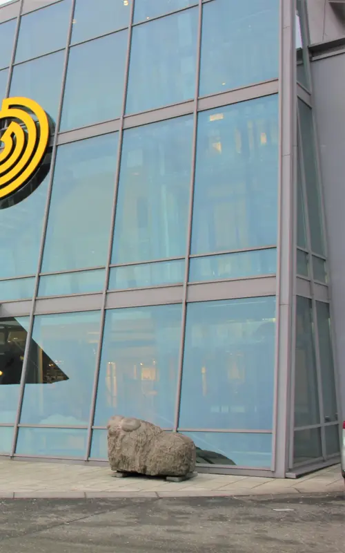 Fasadebilde av AMFI Os viser senterets inngang