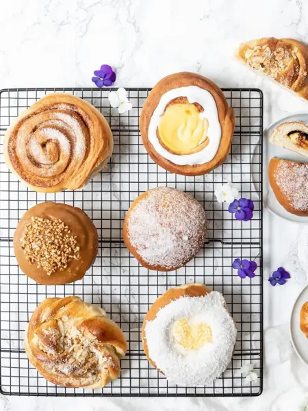 rist med masse gode boller og bakst