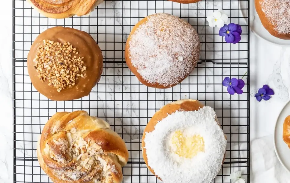 rist med masse gode boller og bakst