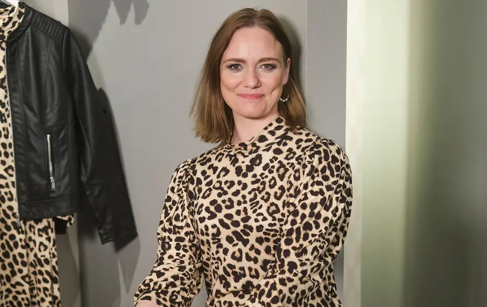 ansatt hos b.young viser frem kjole med dyreprint