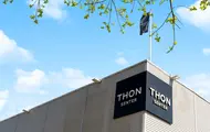 Thon Senter Drøbak fasade, logo på vegg.