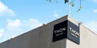 Thon Senter Drøbak fasade, logo på vegg.