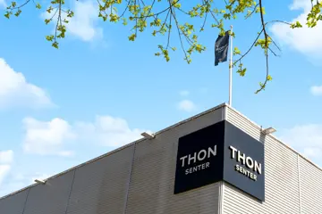 Thon Senter Drøbak fasade, logo på vegg.