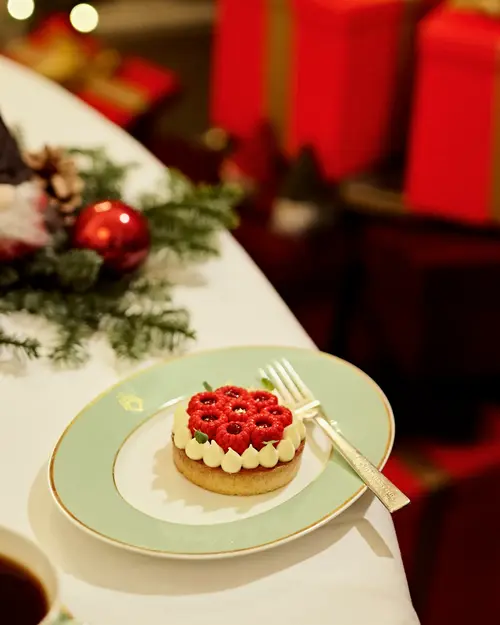 Bringebær terte på tallerken med julepynt rundt