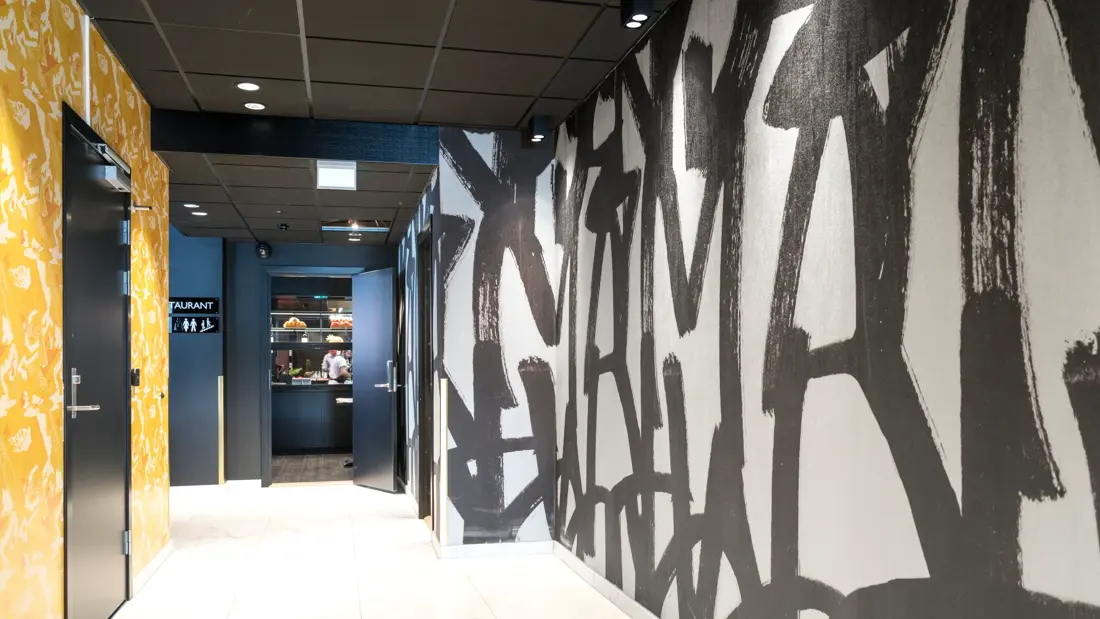 Kooridor med svart og hvit mønstret tapet på Thon Hotel Europa i Oslo sentrum rett ved Slottsparken